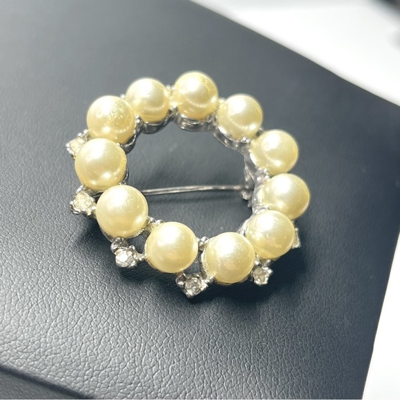 VTG 60's Pearl Crystal Circle Brooch 1.5" - Picture 5 of 5